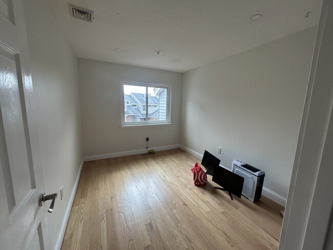 Building Photo - 9 Rosewood Dr
