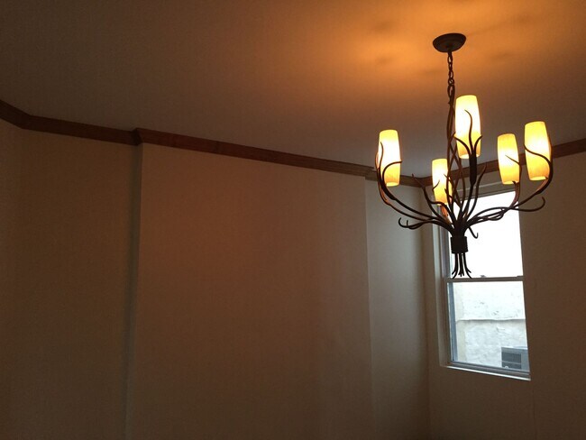 Building Photo - 3 bedroom row house located in desirable H...