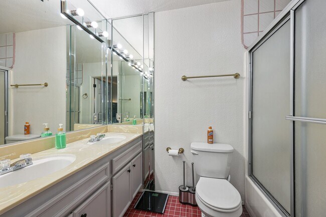 Building Photo - Charming 3-Bedroom Home in Gated South Par...
