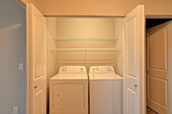 Building Photo - Spacious End Unit Townhome - 2 Primary Ensuite Bedrooms