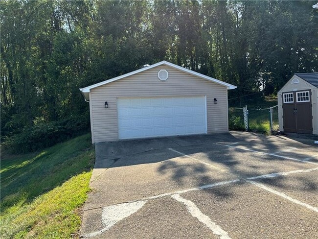 Building Photo - 96 Moger Dr