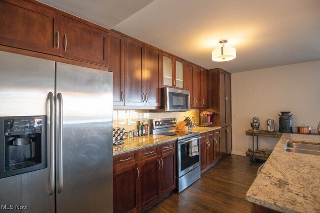 Building Photo - 701 W Lakeside Ave