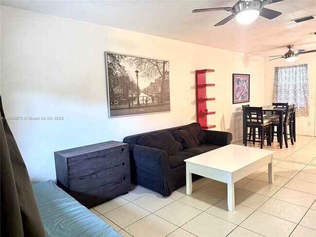 Building Photo - 1104 N 17th Ct