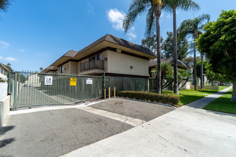 Building Photo - 3523 W Savanna St