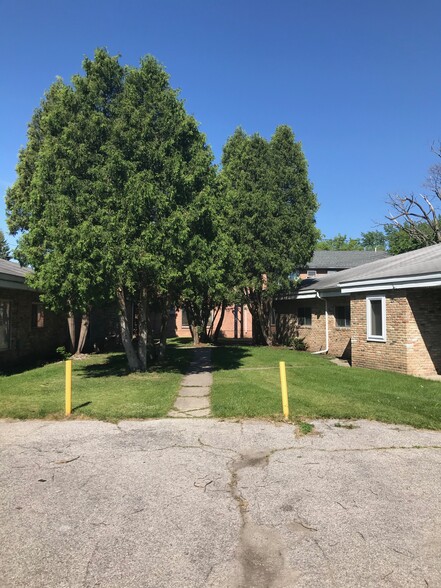 Primary Photo - Pine Grove Apartments