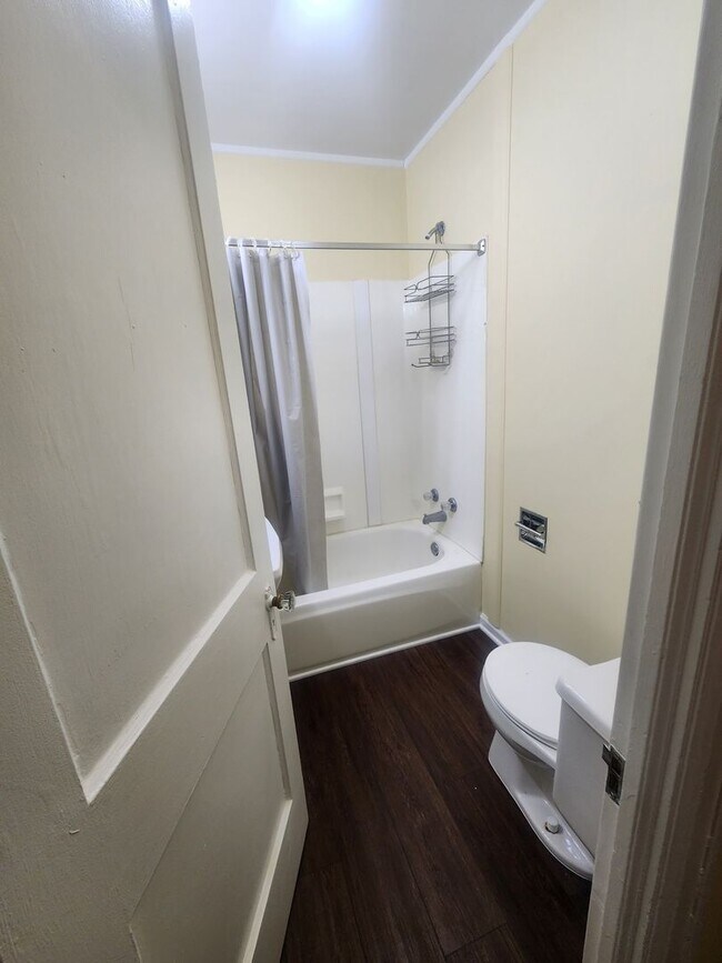 Building Photo - One Bedroom Spacious Duplex near Irvington
