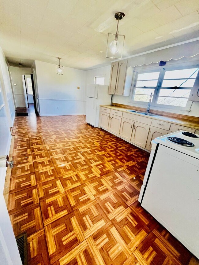 Building Photo - 1033 W 33rd St