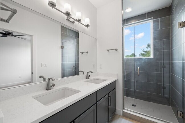 Building Photo - BEAUTIFUL Town Home For Rent in Downtown S...