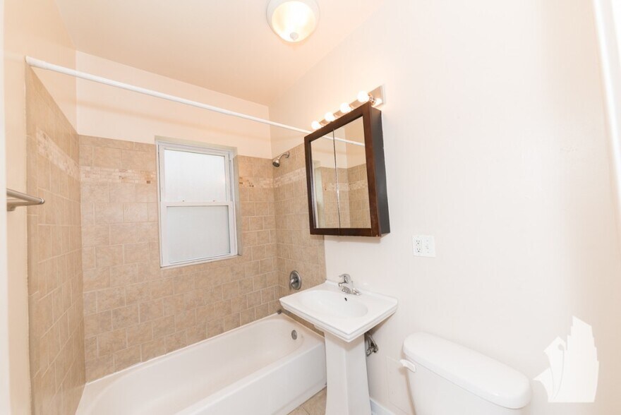 Building Photo - 2010 W Foster Ave