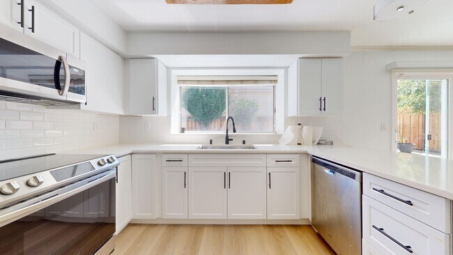 Building Photo - 490 Silvertail Pl