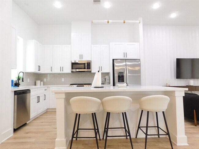 Building Photo - 3460 Bremond St