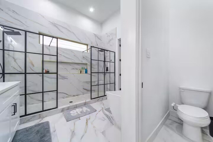 primary bathroom - 2802 Campbell St