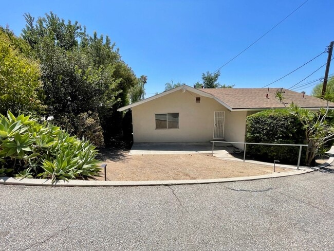 Building Photo - 2 Bedroom 1 Bath Room Fully Updated Single...