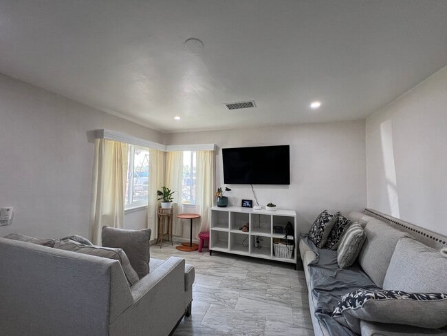 Building Photo - Beautiful 3 Bedroom 1 Bathroom House with Fenced and Landscaped Yard with All Utilities Included