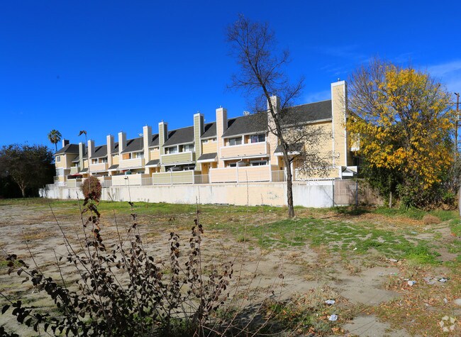 Building Photo - 5439 Whitsett Ave