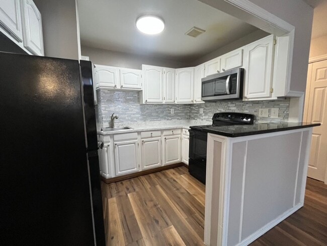 Building Photo - Columbia Heights| 3Bd 1Bth | Top Floor | F...
