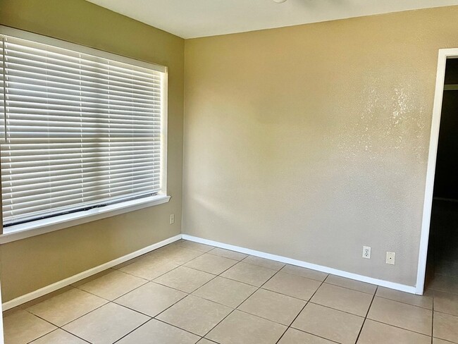 Building Photo - 1810 Parkview Dr