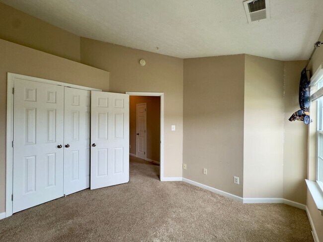 Building Photo - 618 Snowberry Way
