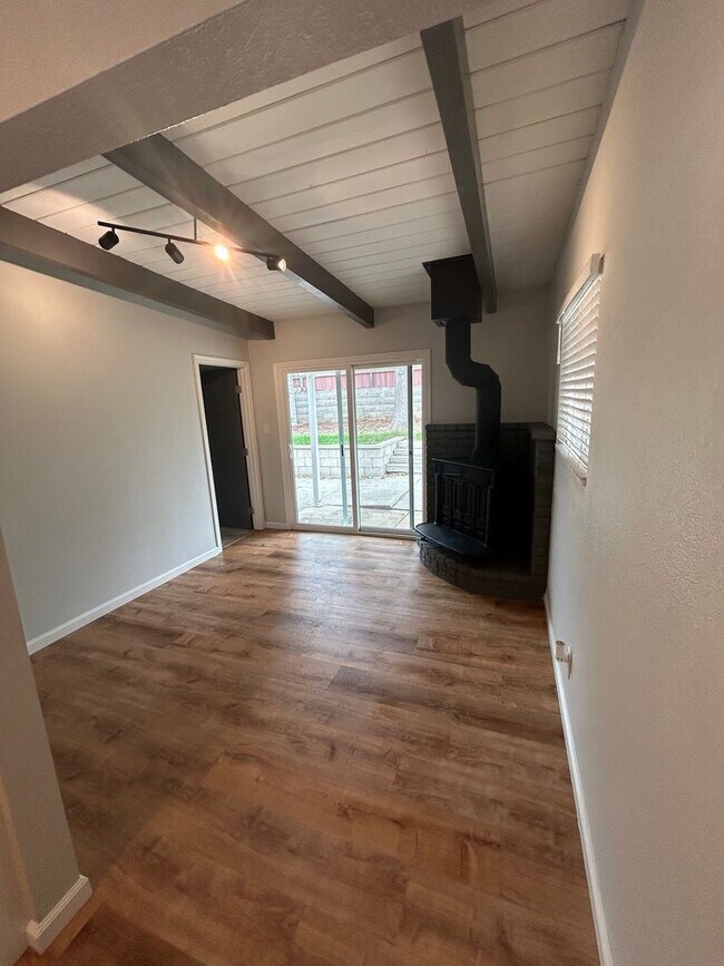 Building Photo - Beautiful 3 Bedroom/2 Bath Single Family H...