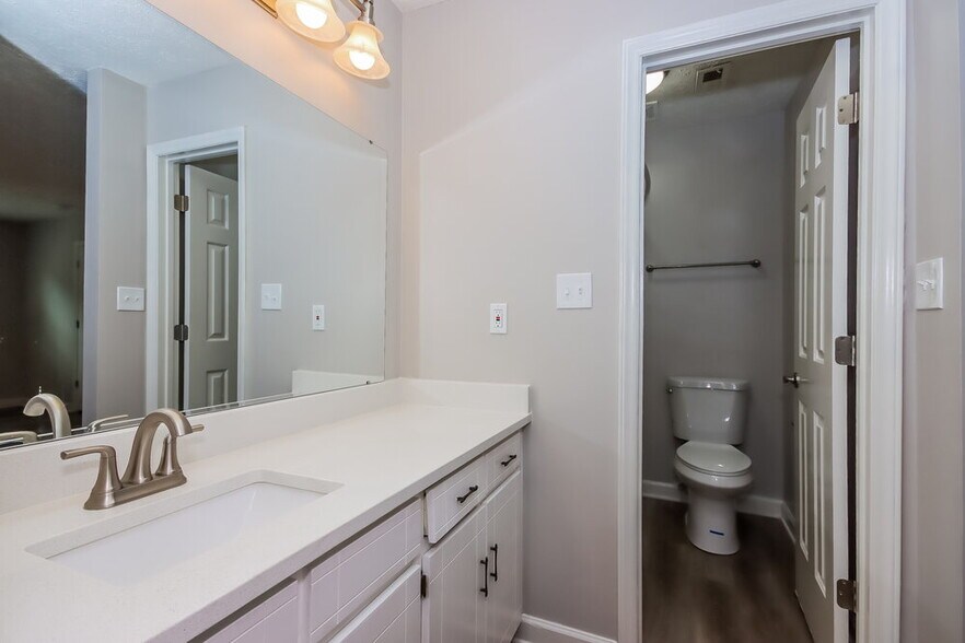 Building Photo - 917 Oakridge Dr