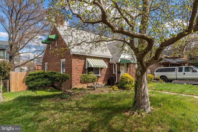 Building Photo - 715 N George Mason Dr
