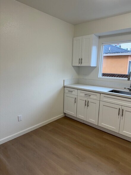 Building Photo - 637 W 41st St