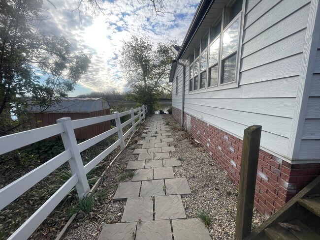 Building Photo - 3 bedroom 2 bathroom lake house for rent!