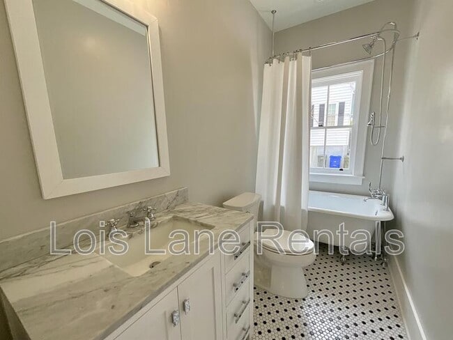 Building Photo - 5 Sheppard St