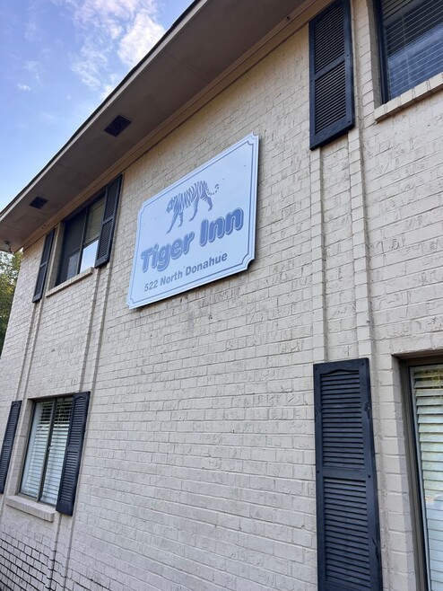 Building Photo - 522 N Donahue Dr