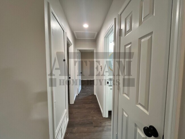 Building Photo - This beautifully remodeled 2-bedroom, 1-bathroom home
