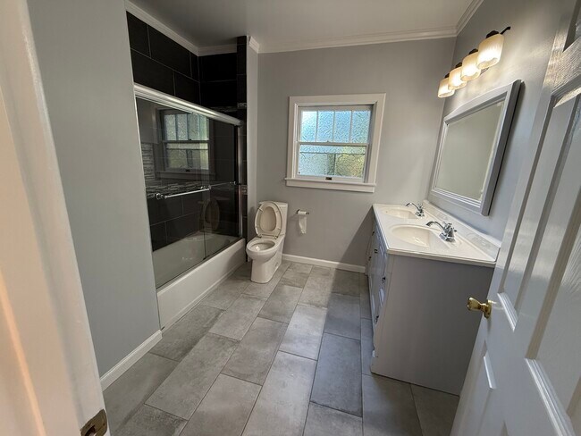 Building Photo - 102 Oakmont Ave