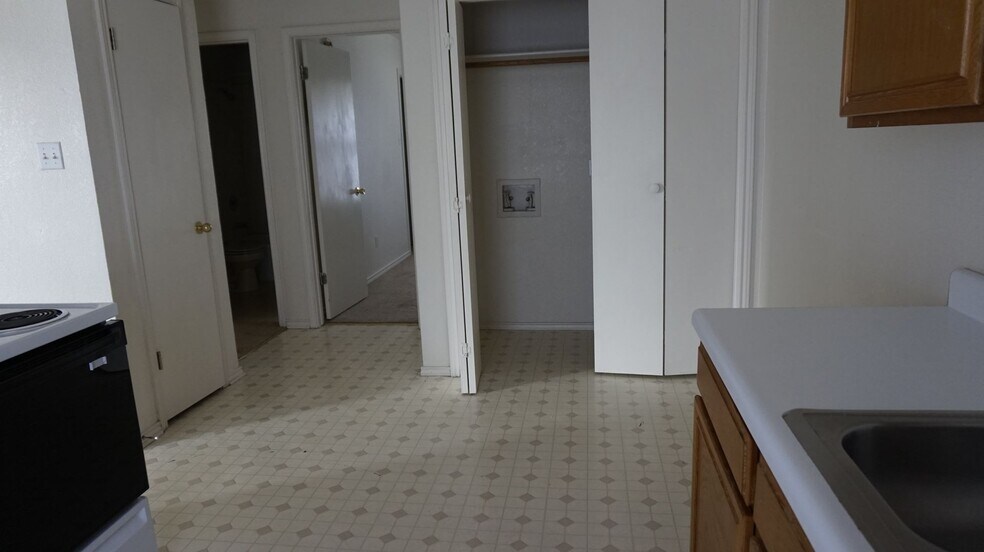 Building Photo - 1801 Cedarhill Dr