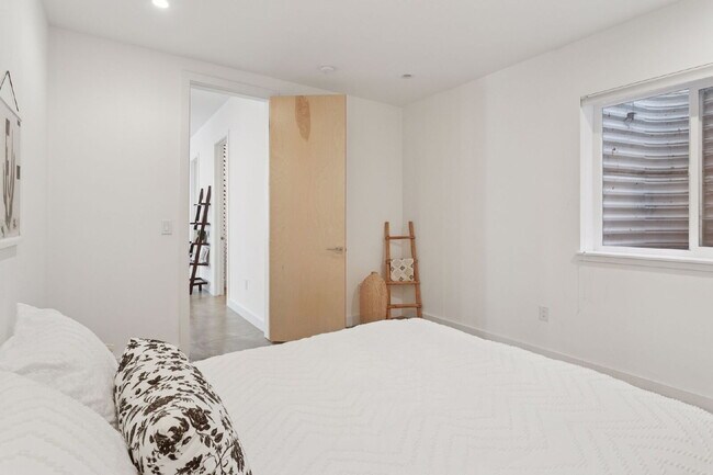 Building Photo - Spacious 5-Bed / 4-Bath home in LoHi for rent