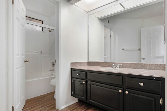 Building Photo - 3030 Wellington Dr