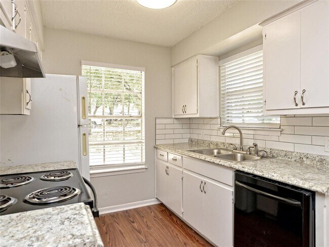 Building Photo - 1010 Cushing Dr