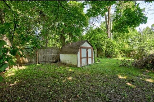 Building Photo - Charming 3-Bedroom Home with Fenced Yard!