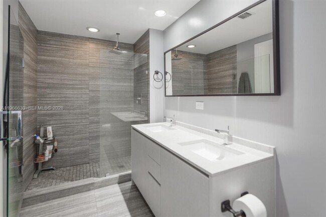 Building Photo - 1010 Brickell Ave