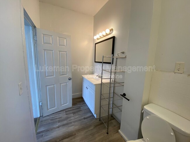 Building Photo - 827 W Cedar St