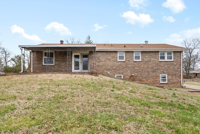 Building Photo - 3 Bedroom Pet Friendly Home For Rent With Finished Basement!