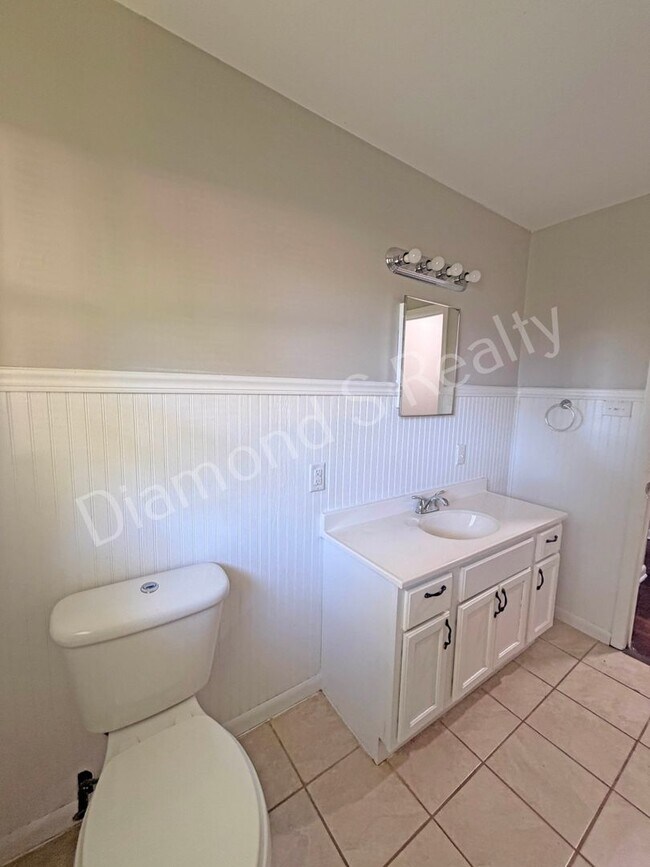 Building Photo - MOVE IN SPECIAL!  Spacious 3 Bed, 2 Bath Home with Large Yard Available!