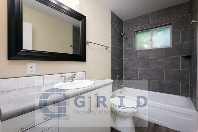 Building Photo - Gorgeous 2 Bedroom Apartment in Mt. Tabor - $500 MOVE IN SPECIAL!