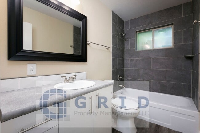 Building Photo - Gorgeous 2 Bedroom Apartment in Mt. Tabor!