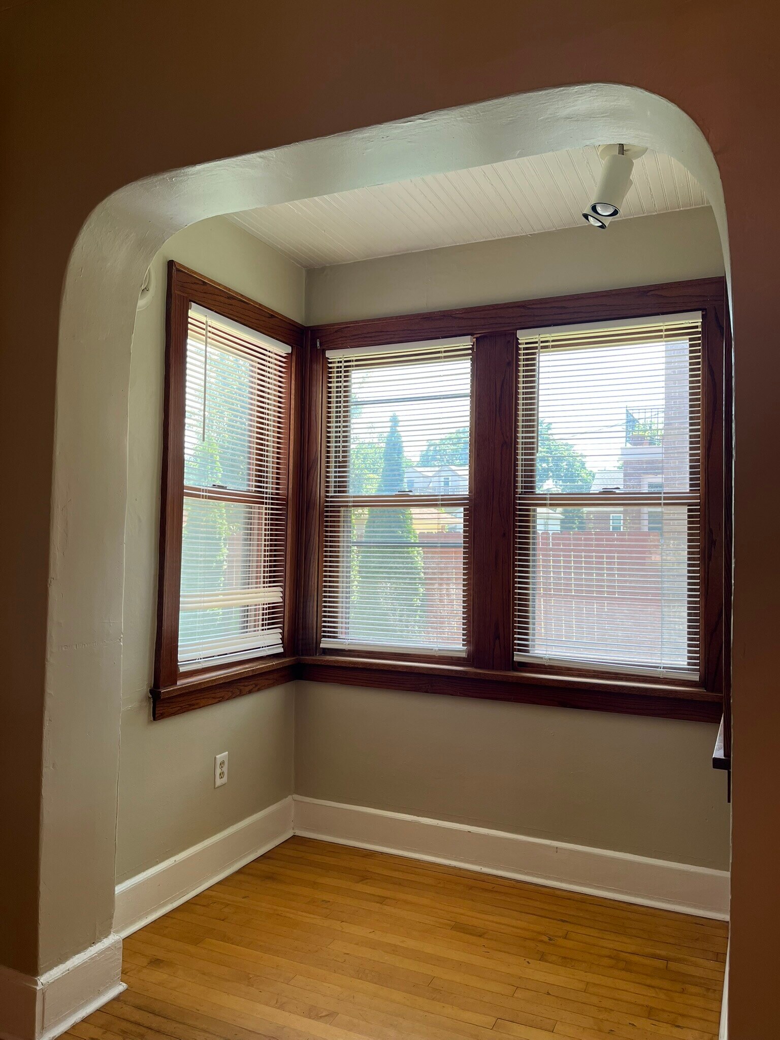 Building Photo - 1211 E Saveland Ave