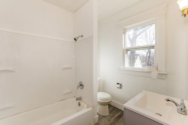 Building Photo - 711 Garfield St