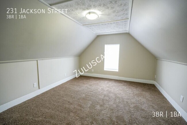 Building Photo - 231 Jackson St