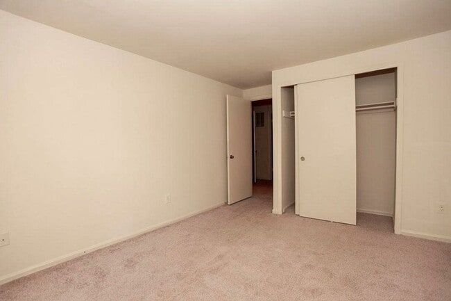 Building Photo - Fantastic 3br End-Unit Town Home in highly sought Silver Spring Neighborhood - Ready mid-June