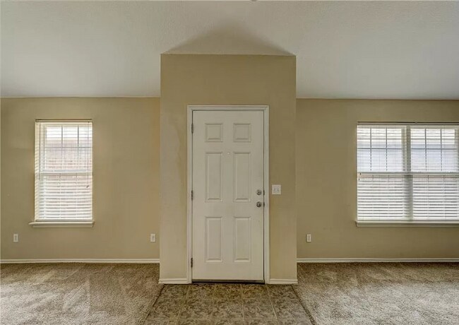 Building Photo - Gorgeous 3 bedroom 2 Bath and 2 Car Home in the Heart of Yukon