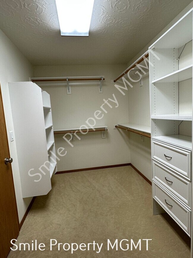 Building Photo - Lovely house with 4 bedrooms, 2 bonus room...