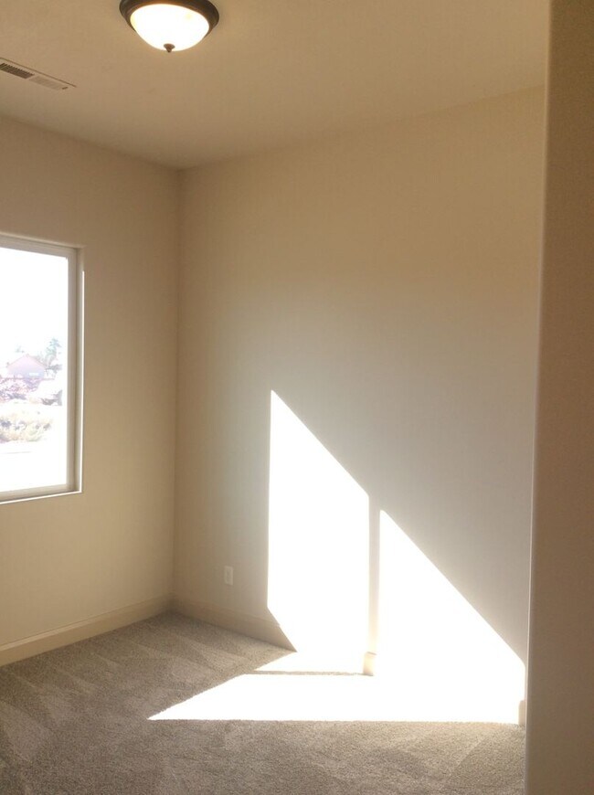 Building Photo - Gemstone Properties - Townhome in Sky Ridge
