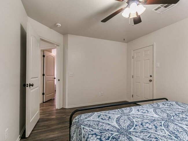 Building Photo - Modern 3BR/2BA Duplex | All Utilities Included | Downtown Edmond